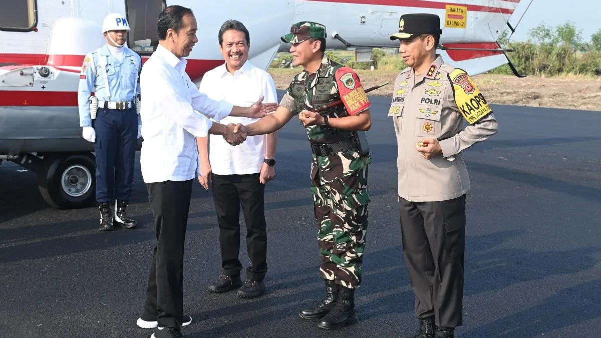 Kedatangan Presiden Joko Widodo di Kabupaten Karawang disambut oleh Menteri Kelautan dan Perikanan Wahyu Sakti Trenggono, Pangdam IIISlw dan Kapolda Jabar.