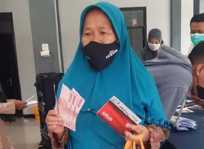 Kemensos resmi menetapkan nama-nama penerima bansos BPNT peralihan melalui tahapan final closing yang bisa dicek melalui SIKS-NG.