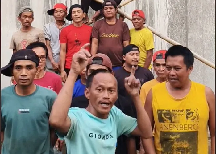 Hadiah atau gift tersebut bisa dicairkan menjadi uang dalam rekening. Para petani yang berjoget ini di antaranya ada yang bernama Sadbor.