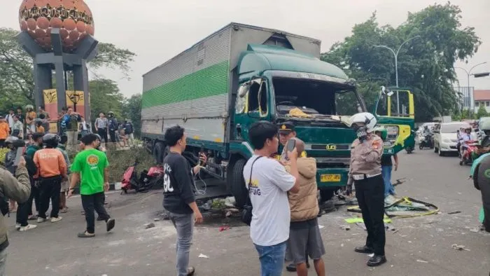 Berdasarkan laporan dari Kapolres Metro Tangerang Kota Zain, kondisi terkini sopir truk tersebut masih menjalani perawatan di RSUD Kabupaten Tangerang.