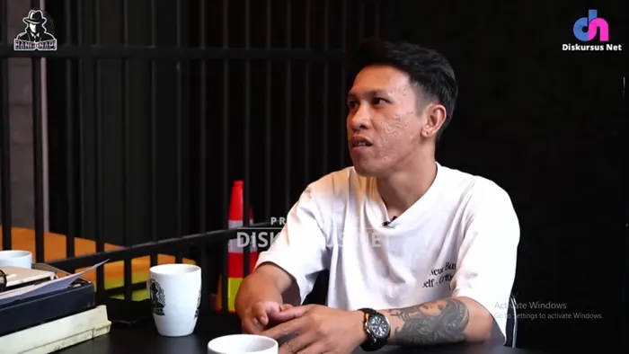 Salah satu teman dekat Muhammad Rizky Rudiana alias Eky, Fransiskus Marbun, ungkap kondisi helm yang dipakai oleh Eky saat kejadian.