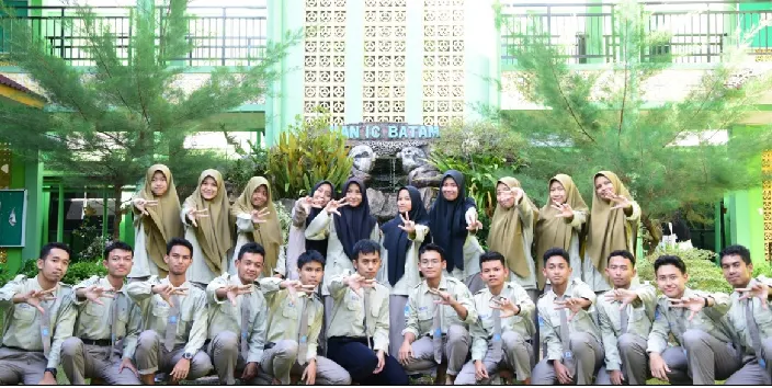 Salah satu Kampus berbasis Islam ternama yang terletak di Bandung yaitu UIN Sunan Gunung Djati atau biasa disebut UIN Bandung.