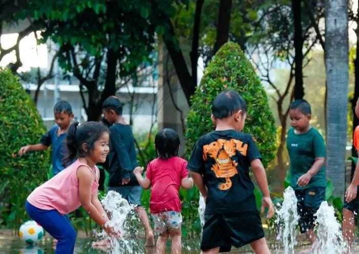 Meskipun berada di tengah kota, di Jakarta Barat ternyata ada taman yang ramah dengan anak dan bisa jadi referensi menghabiskan liburan.