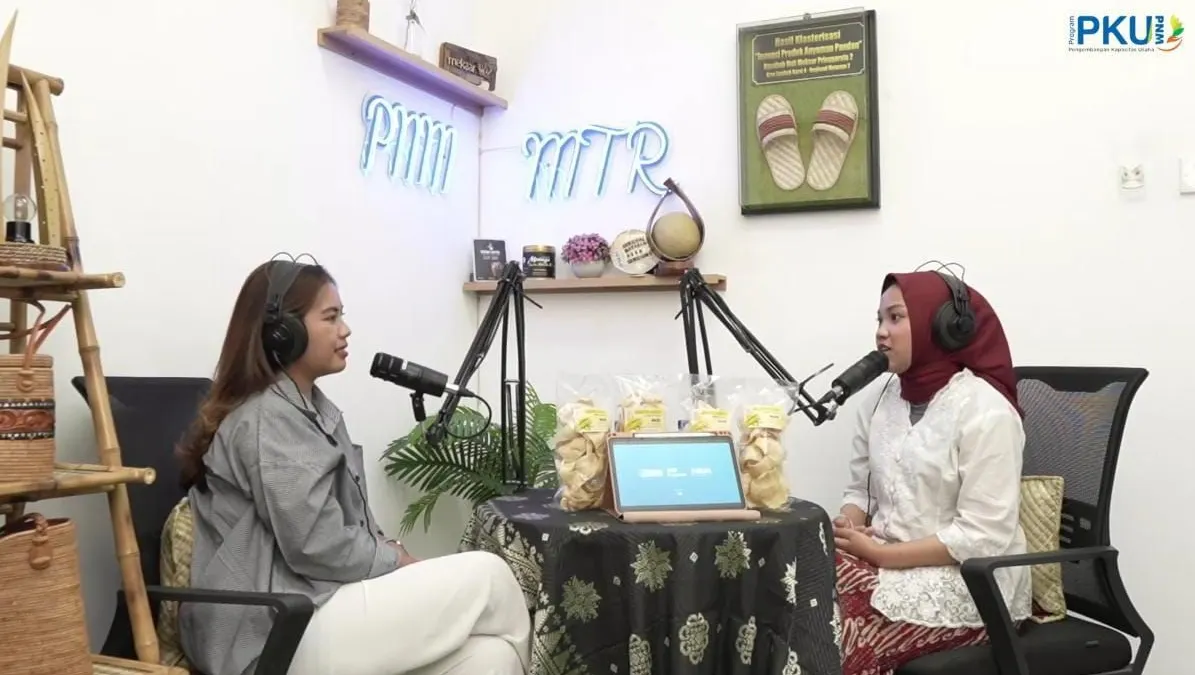 Sudah hampir dua tahun lamanya Putri (Kiri) bekerja sebagai AO di PT PNM dan dinobatkan sebagai salah satu AO Inspiratif.