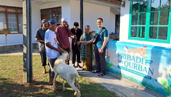 Rayakan Idul Adha, Sekolah Pribadi Bandung Berbagi Qurban ke 16 Titik