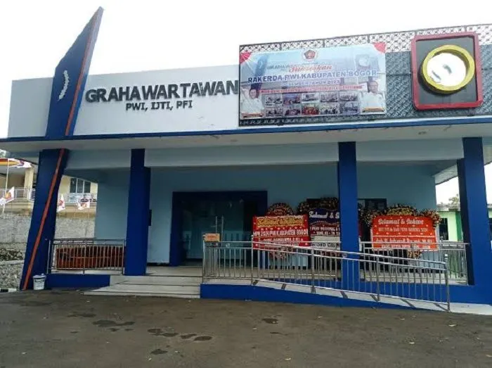 Para terduga pelaku pengeroyokan itu berjumlah lebih dari satu orang. Seusai melakukan pengeroyokan para terduga pelaku kabur.