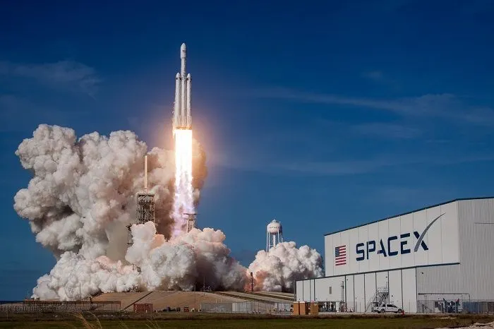 Peluncuran SpaceX sebagai bagian pengembangan teknologi jaringan internet Starlink milik Elon Musk