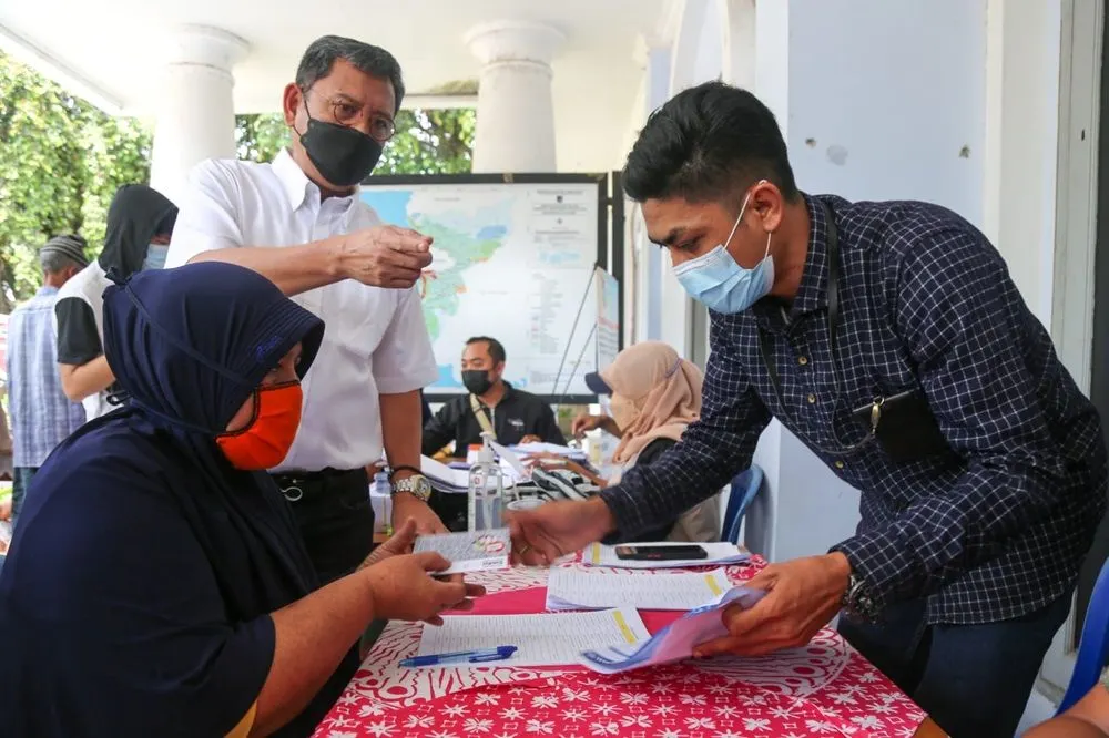 Pemerintah menunda pencairan bantuan sosial (bansos) Bantuan Pangan Non Tunai (BPNT) atau Program Keluarga Harapan (PKH).