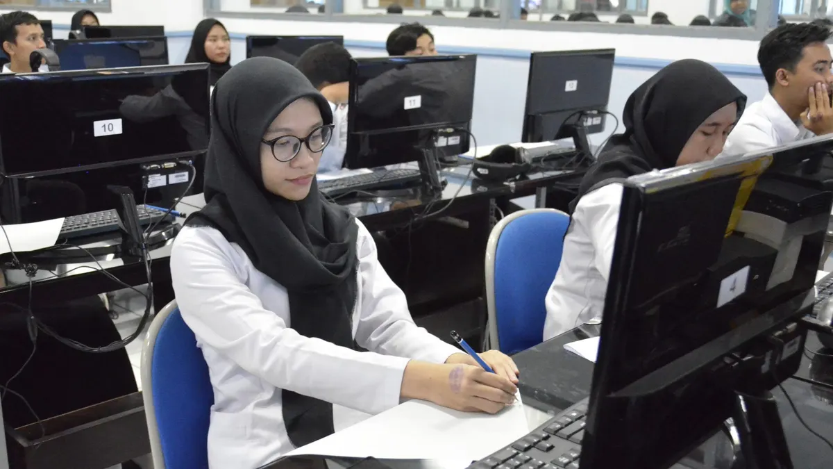 Keuntungan masuk Sekdin adalah biaya pendidikan yang gratis dan juga besar kesempatan berkarir di instansi terkait.