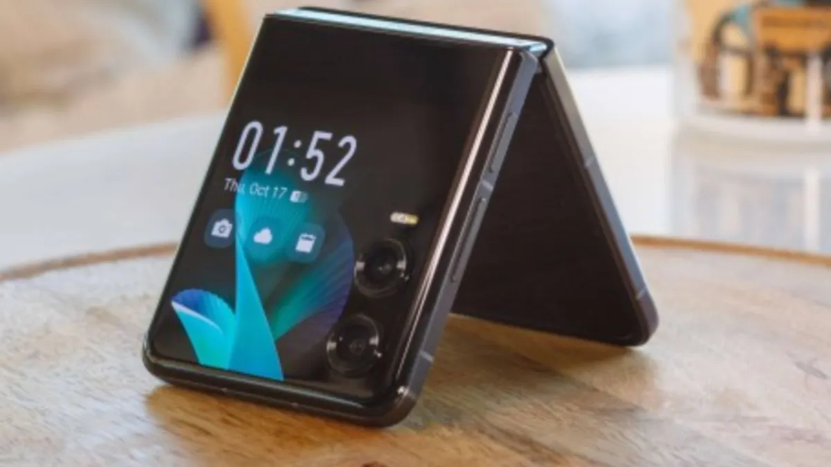 Infinix Zero Flip, HP lipat pertama Infinix, hadir dengan desain premium, layar AMOLED lipat, dan performa unggul seharga Rp10,1 jutaan.