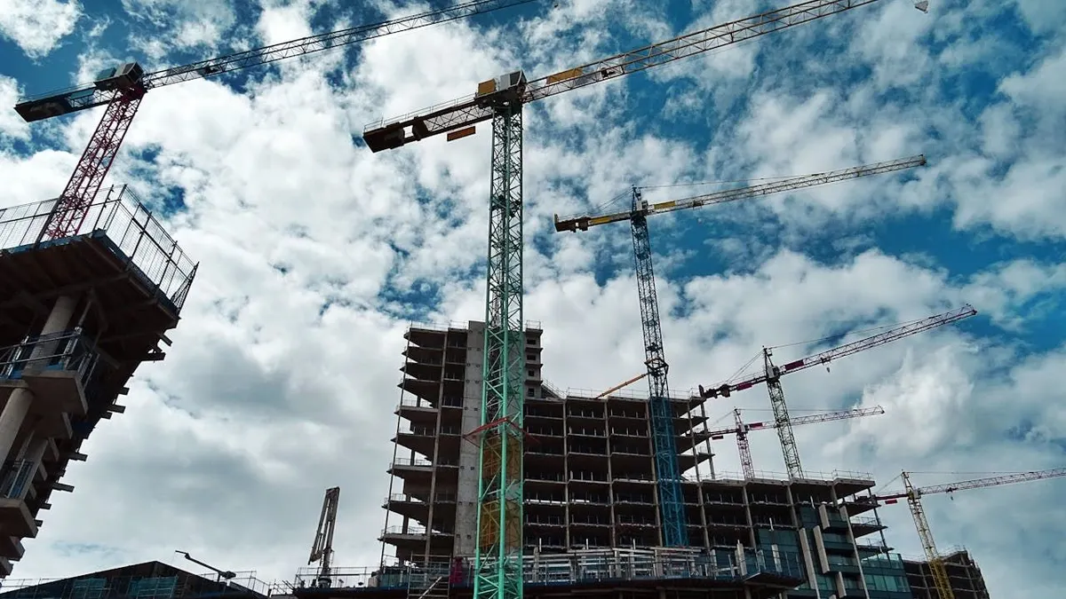 Produk Domestik Regional Bruto (PDRB) Jakarta atas harga yang berlaku di triwulan II tahun 2024 adalah senilai 915,88 triliun rupiah.