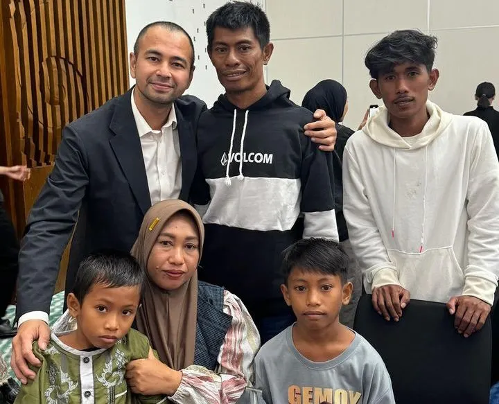 Momen Raffi Ahmad bersama keluarga Aco, nelayan yang viral karena berhasil selamat dari maut.