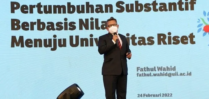 Rektor Universitas Islam Indonesia (UII), Fathul Wahid, mengambil langkah berani dengan menggaungkan desakralisasi gelar profesor.