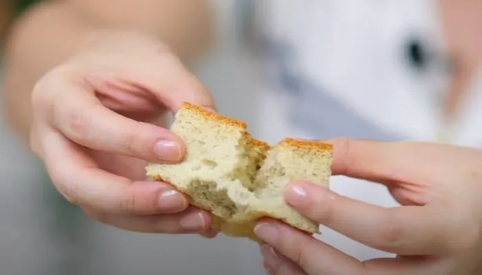 Resep Banana Ogura ini tidak menggunakan pengembang, sehingga menghasilkan tekstur kue yang super lembut dan legit.