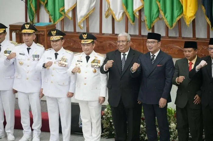 Ridwan Kamil, ketiga dari kanan, ketika purna tugas sebagai Gubernur Jabar, partisipasinya dalam pilgub Jakarta akan membuat jalannya kontestasi semakin sengit.