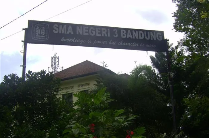 Lantas, apa saja sih SMA dan SMk terbaik yang ada di kota Bandung berdasarkan rata-rata IIUN tertinggi dan konsisten selama 6 tahun?