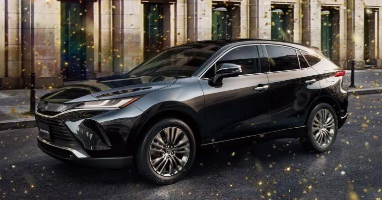 Saat ini, Toyota Harrier generasi ketiga hadir dengan pembaruan yang signifikan melalui varian facelift tahun 2016.