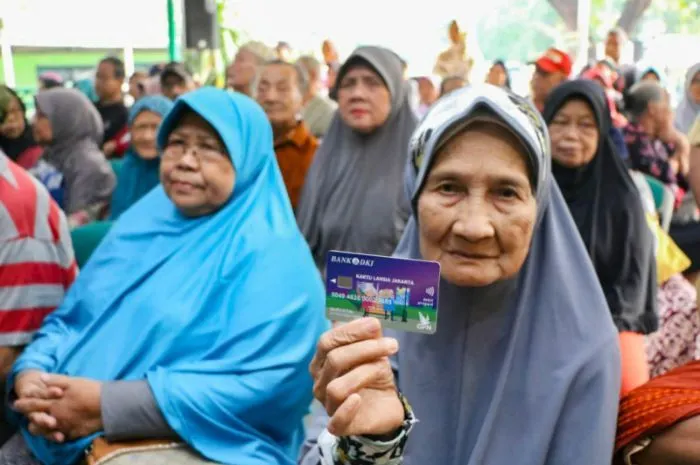 Saat ini tujuan disalurkannya bansos KLJ yaitu untuk meningkatkan kesejahteraan lanjut usia dan pengentasan kemiskinan.