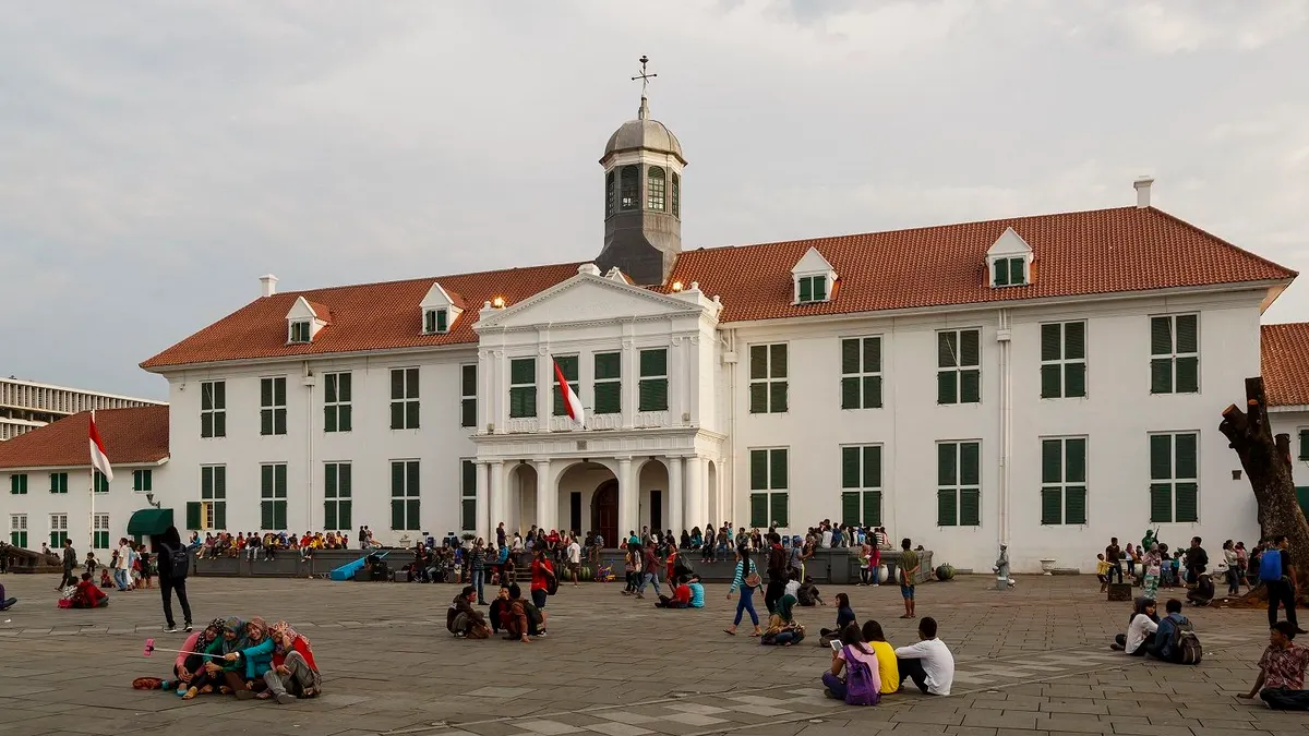 Saat libur 17 Agustus, banyak tempat wisata menarik yang bisa kamu kunjungi untuk merayakan hari kemerdekaan dengan cara yang menyenangkan.