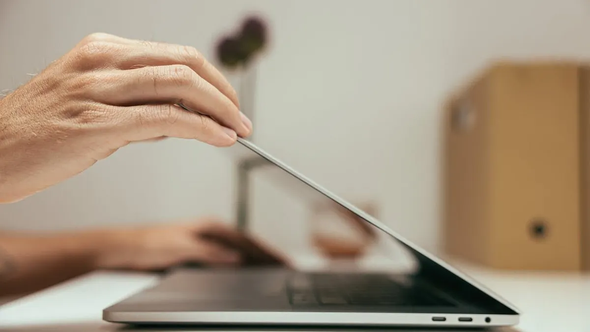 Salah satu kebiasaan yang sering dilakukan dalam menggunakan laptop ini yaitu langsung menutup laptop tanpa di shutdown terlebih dahulu.