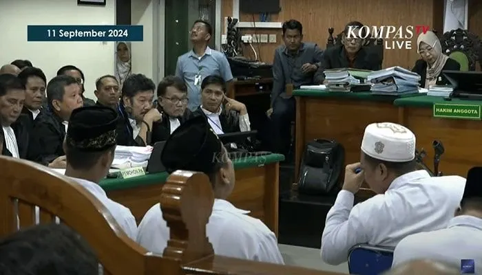 Salah satu terpidana kasus Vina Cirebon yakni Hadi Saputra menjadi perhatian masyarakat yang ikut menyaksikan sidang PK tersebut.