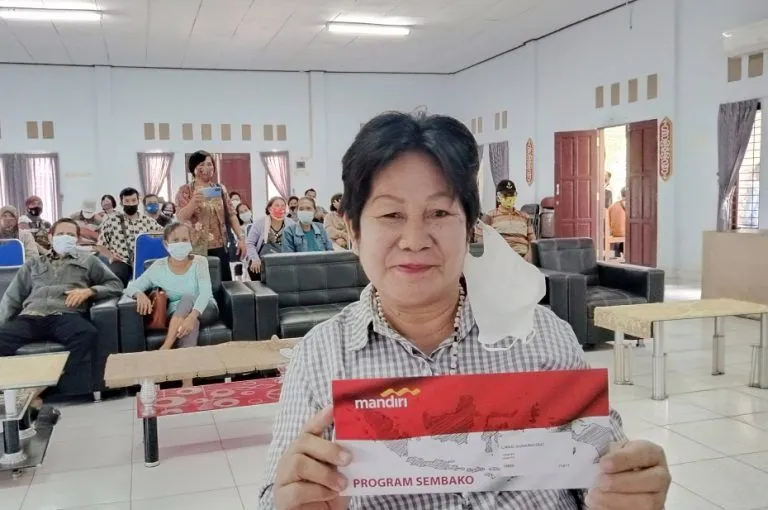 Sasaran penerima bansos PKH dan BPNT adalah KPM yang termasuk dalam keluarga prasejahtera atau rentan miskin hingga prioritas miskin ekstrem.