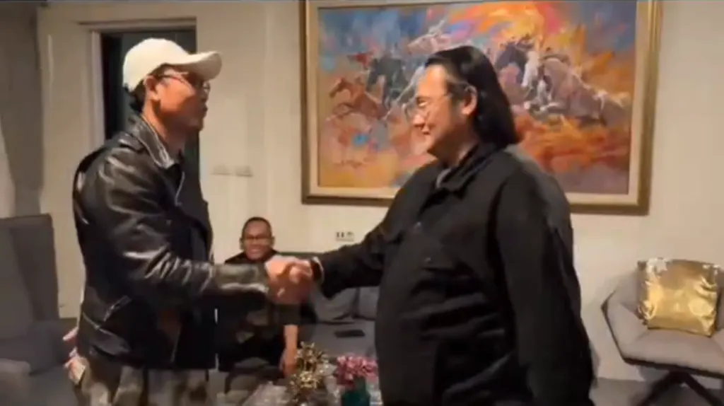 Pertemuan Denny Sumargo dan Farhat Abbas