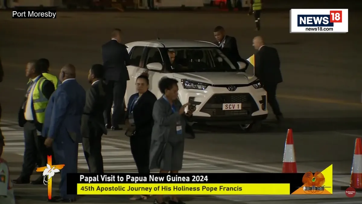 Selama kunjungan resminya di Papua Nugini, Paus Fransiskus memilih untuk menggunakan mobil Toyota Raize berwarna putih sebagai kendaraannya.