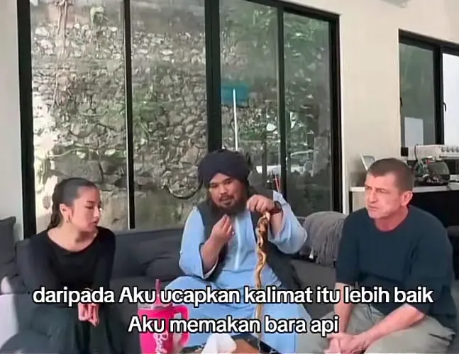Ustaz Derry Sulaiman nasihati Jennifer Coppen
