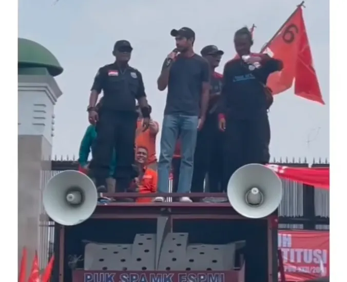 Aktor Reza Rahadian Ikut Demo 'Kawal Putusan MK' di Depan Gedung DPR RI