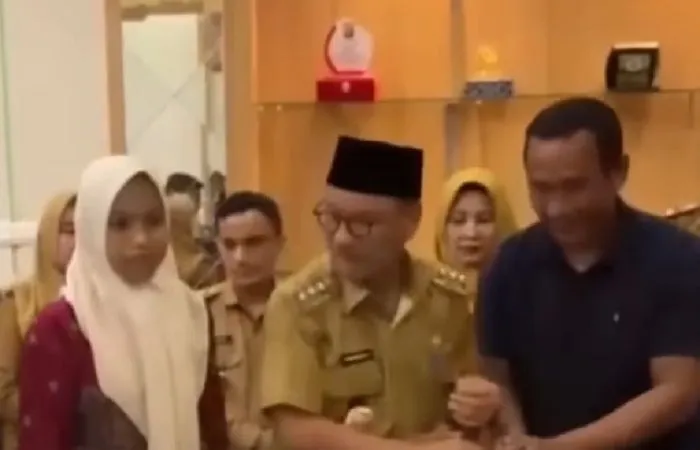 Guru Honorer Supriyani dituduh melakukan penganiayaan terhadap anak dari Wali Murid yang notabene anggota kepolisian hingga berujung somasi.