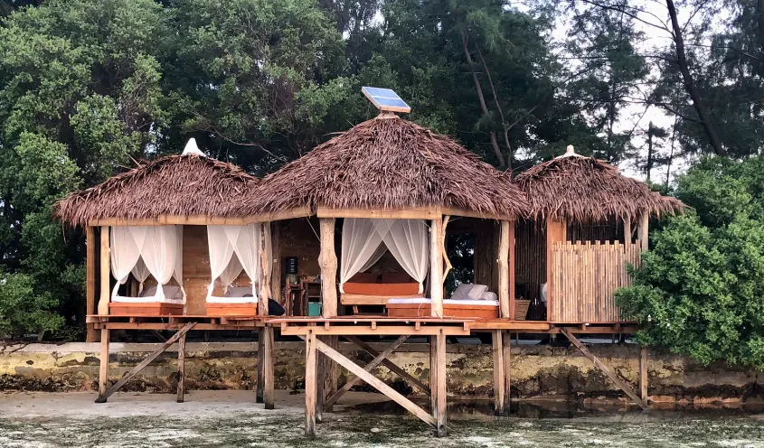 Desa Laguna yang terletak di Pulau Karang Bongkok, Kepulauan Seribu memiliki pantai yang indah dan fasilitas yang lengkap untuk berlibur.