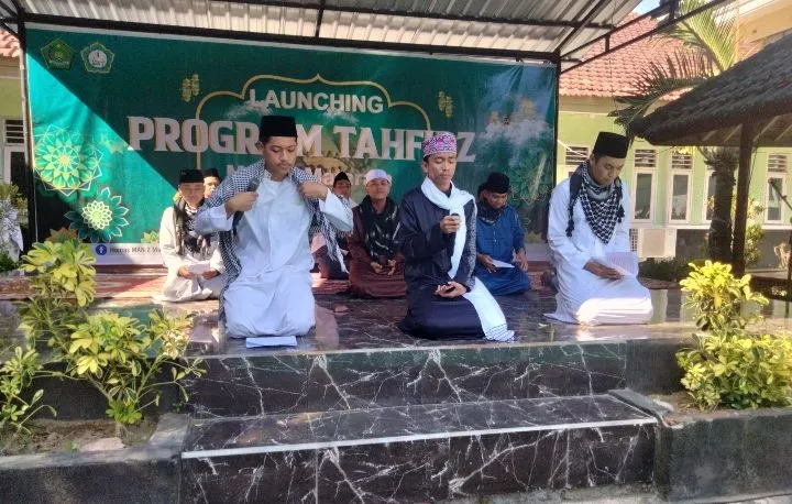 Sebanyak 6 PTN membuka kesempatan bagi para tahfidz qur'an untuk berkuliah sekaligus mendapatkan beasiswa.