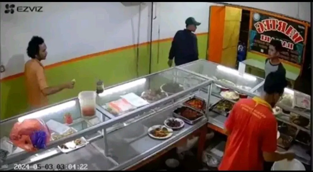 Viral aksi pria bayar seenaknya ketika makan di Warteg