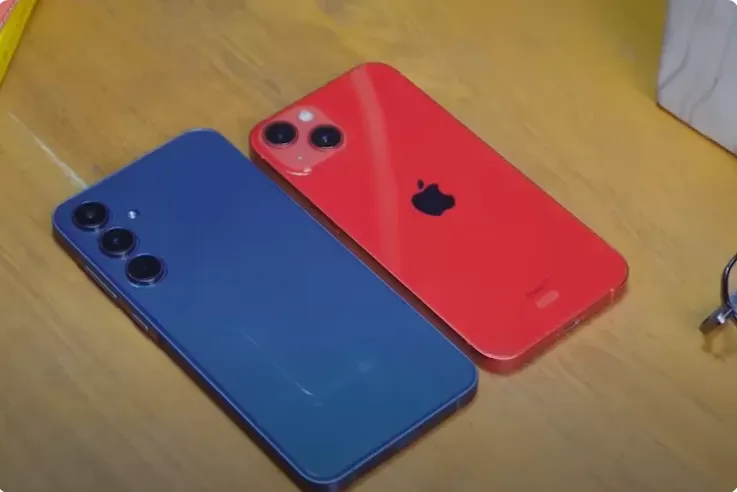 Smartphone Samsung Galaxy A55 dan iPhone 13 menawarkan fitur dan spesifikasi yang berbeda-beda.