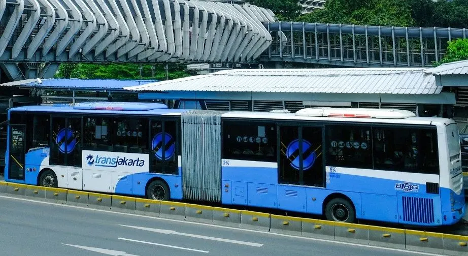 Sebagai informasi, Transjakarta resmi diluncurkan sebagai moda transportasi umum di wilayah Provinsi DKI Jakarta sejak tahun 2004.