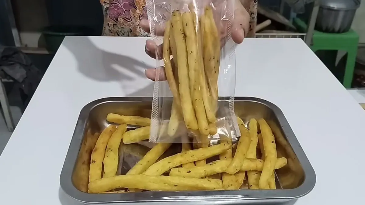 Sebagai pertimbangan ide usaha rumahan yang cocok dikerjakan oleh siapa pun, berikut adalah langkah pembuatan Stik Singkong.