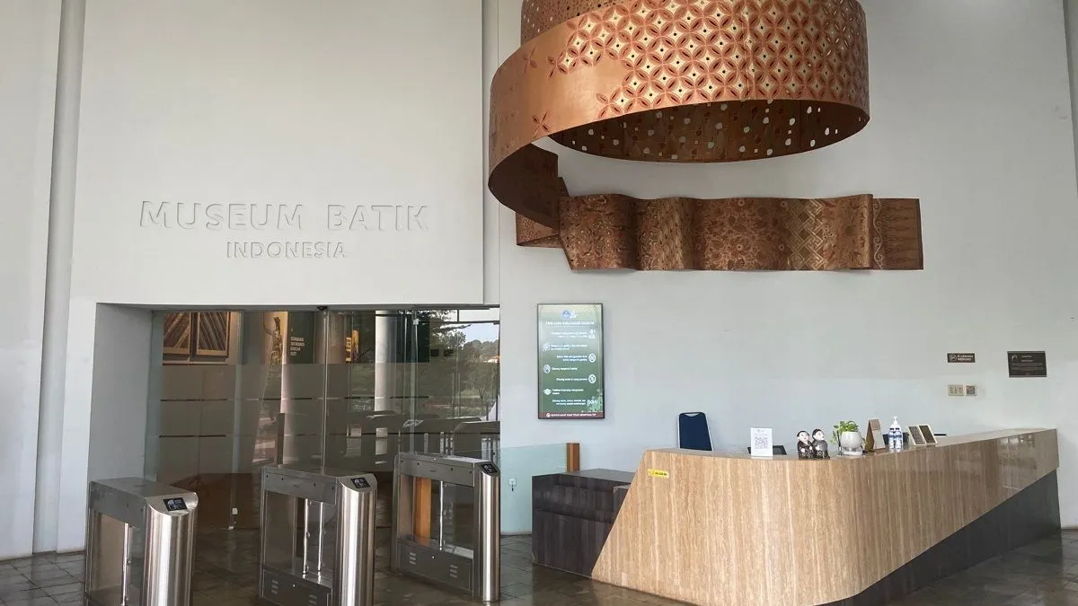 Selain adanya berbagai koleksi batik, ada juga replika piagam UNESCO, arca kuno, ruang audiovisual, cluster tokoh-tokoh batik, dan lainnya.