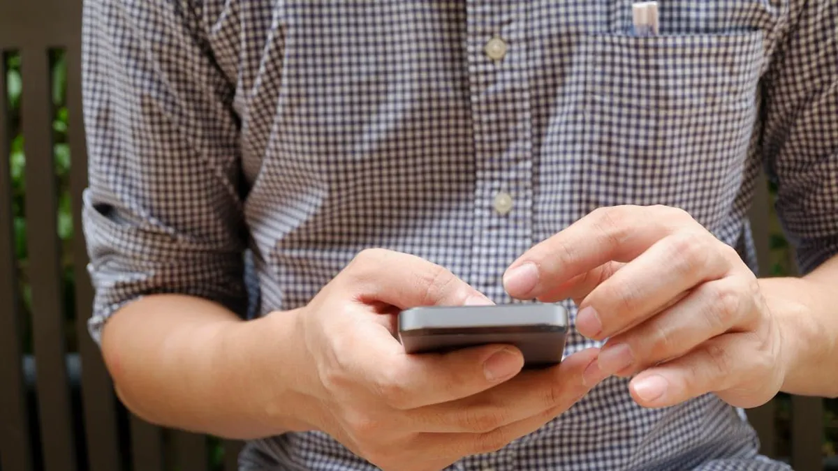 Selain untuk berkomunikasi melalui suara smartphone atau HP juga bisa digunakan untuk berkomunikasi menggunakan pesan.