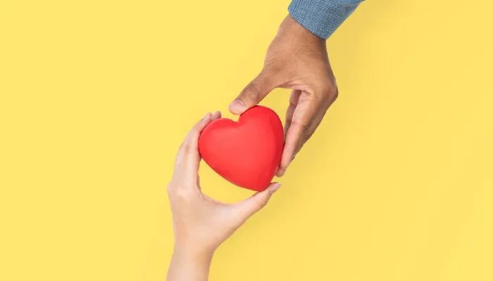 Jangan khawatir para wanita, terdapat beberapa tanda pria yang kamu dekati juga tertarik pada kamu melalui obrolan lewat chatting.