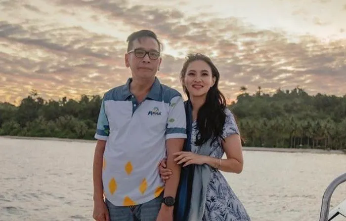 Sherly juga menceritakan kalau suaminya lebih memilih turun menaiki kapal untuk mendengar aspirasi dari masyarakat.