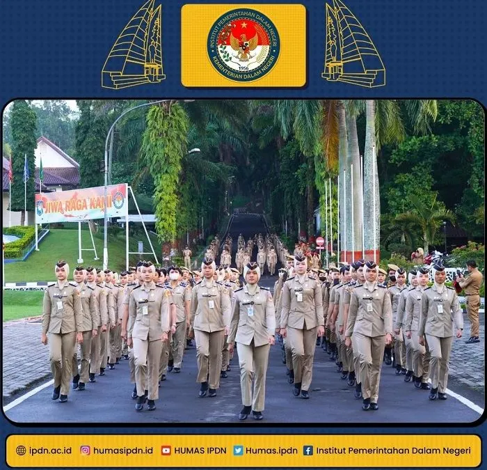 Praja IPDN siap mengikuti upacara bendera.
