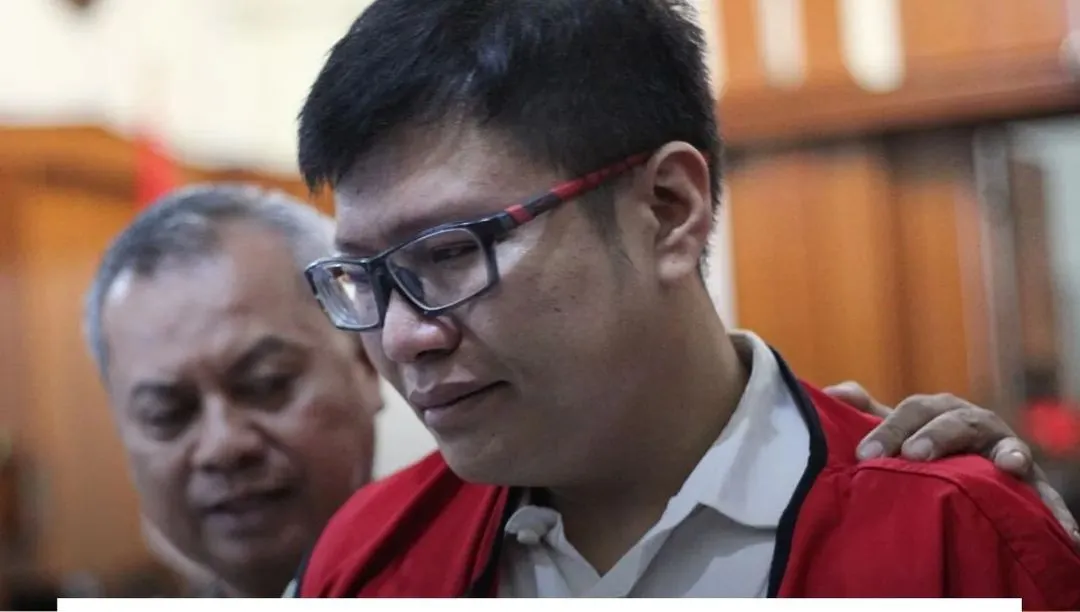 Gregorius Ronald Tannur, anak mantan anggota DPR RI, divonis bebas oleh Pengadilan Negeri Surabaya dalam kasus kematian kekasihnya, Dini Sera Afrianti.