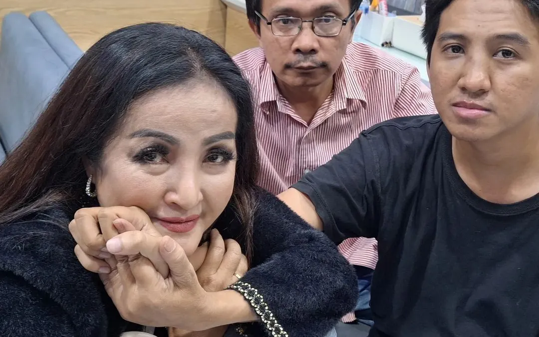 Machica Mochtar dan Putranya Iqbal Ramadhan yang Jadi Korban Kekerasan saat Demo di Depan Gedung DPR RI
