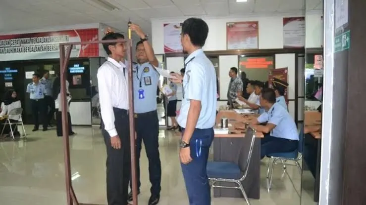 Terdapat syarat toleransi mata yang ada di beberapa sekolah kedinasan.