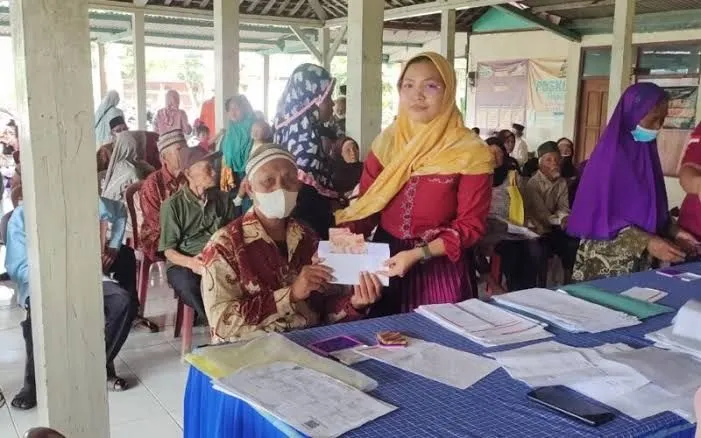 Bansos yang diberikan untuk peserta didik yang berdomisili di wilayah Provinsi DKI Jakarta ini secara reguler disalurkan setiap bulannya.