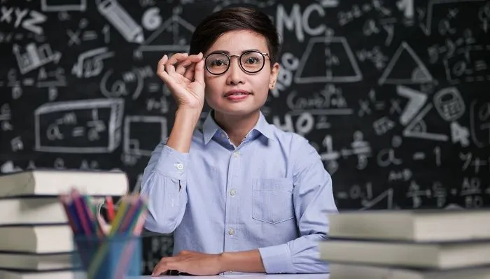 Ada sekolah kedinasan yang mewajibkan mahasiswanya tidak berkacamata, tidak buta warna, dan tidak minus dengan minimal yang ditentukan.