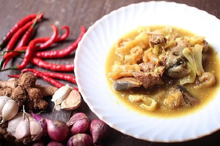 Tongseng adalah merupakan hidangan berkuah yang berasal dari Jawa Tengah yang berisi irisan daging, kol, cabai rawit, dan tomat.