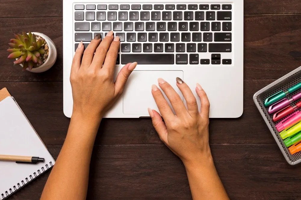 Touchpad sendiri merupakan perangkat khusus yang ada di laptop dengan permukaan khusus yang tujuannya untuk menggerakkan kursor.