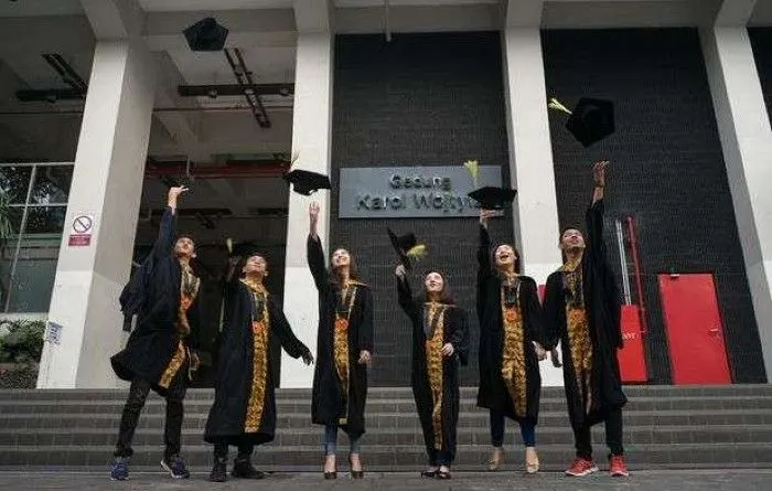 Sebanyak 27 universitas di Indonesia baik PTN maupun PTS berhasil masuk ke dalam penilaian pada pemeringkatan QS WUR 2025.